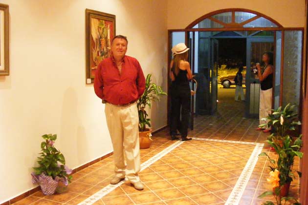 Guillermo Castro en la entrada del Apart Hotel Malbec